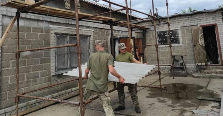 Военные ВСУ помогают восстанавливать разрушенные по причине обстрелов дома в Авдеевке