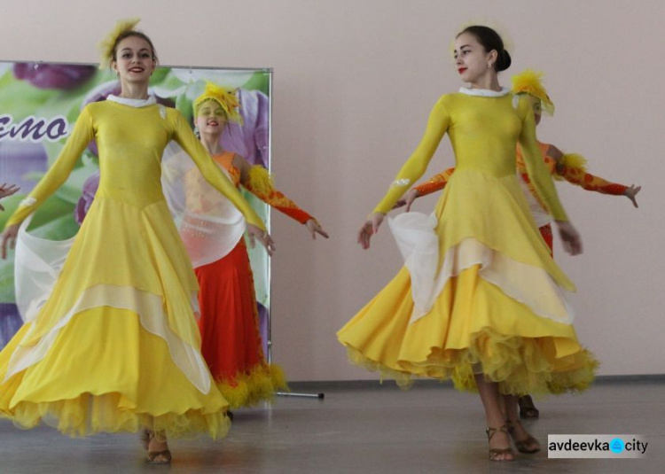 В Авдеевке танцами, песнями, грамотами и подарками поздравили коммунальщиков (ФОТО)