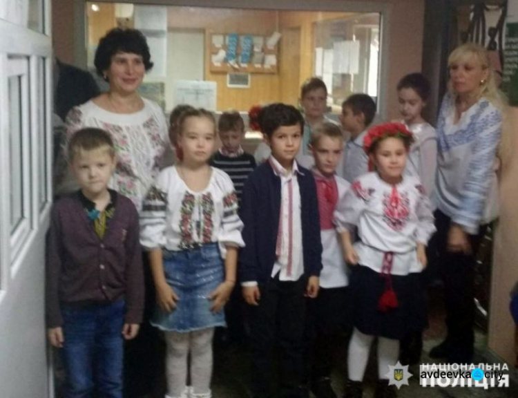 Школьники поздравили копов в Авдеевке с Днем украинской письменности и языка (ФОТО)