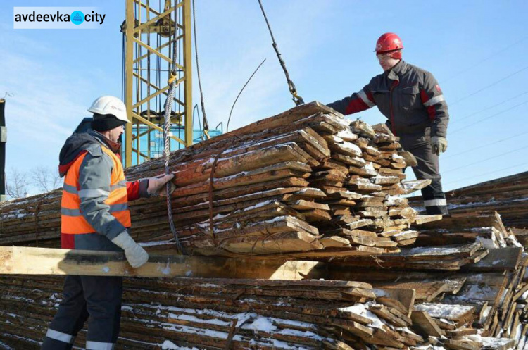 Металлурги «Запорожстали» передали стройматериалы для восстановления поврежденных домов Авдеевки (ФОТО