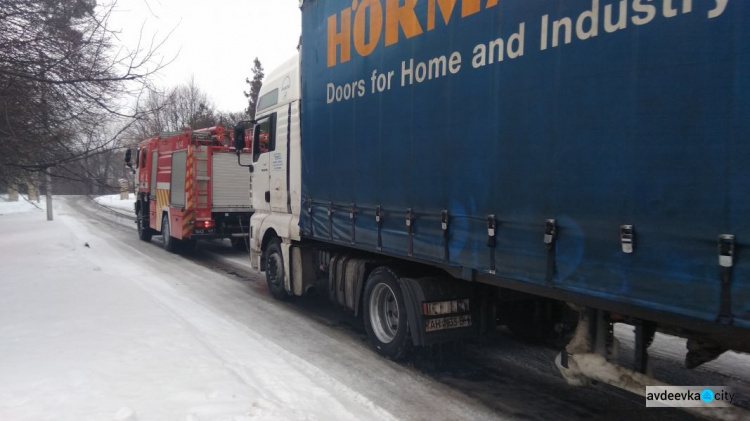 На дорогах Донецкой области девять машин и автобус попали в снежные ловушки (ФОТО)