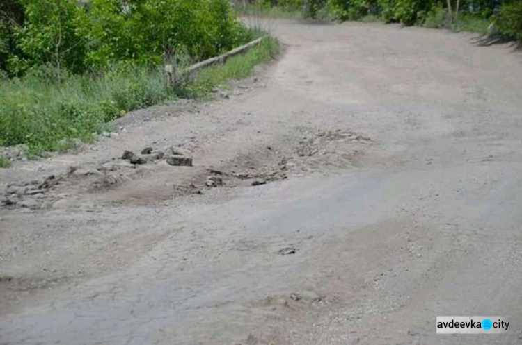 Адвеевские коксохимики принялись ремонтировать дороги (ФОТО)