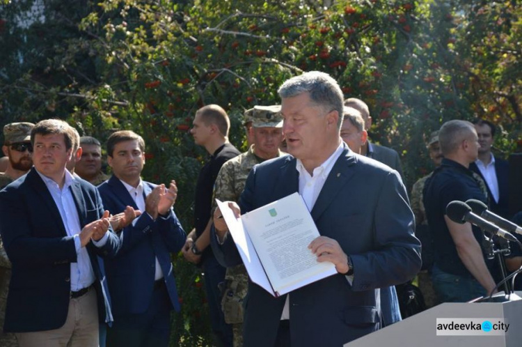 Важный для украинских военных закон Президент Украины подписал в прифронтовой Авдеевке (ФОТОФАКТ)
