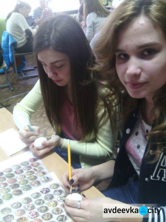 Львовские волонтеры приобщили школьников Авдеевки к традиции росписи писанок