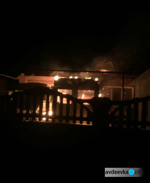 Обстрел Новолуганского «Градами»: число жертв растет, появились фото горящих домов