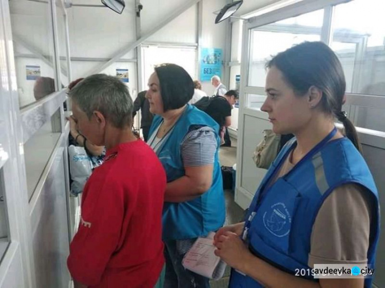 Усилиями гуманитарного штаба  "Прописка-Авдеевка" мать и дочь воссоединились после 4 лет разлуки (ФОТО)
