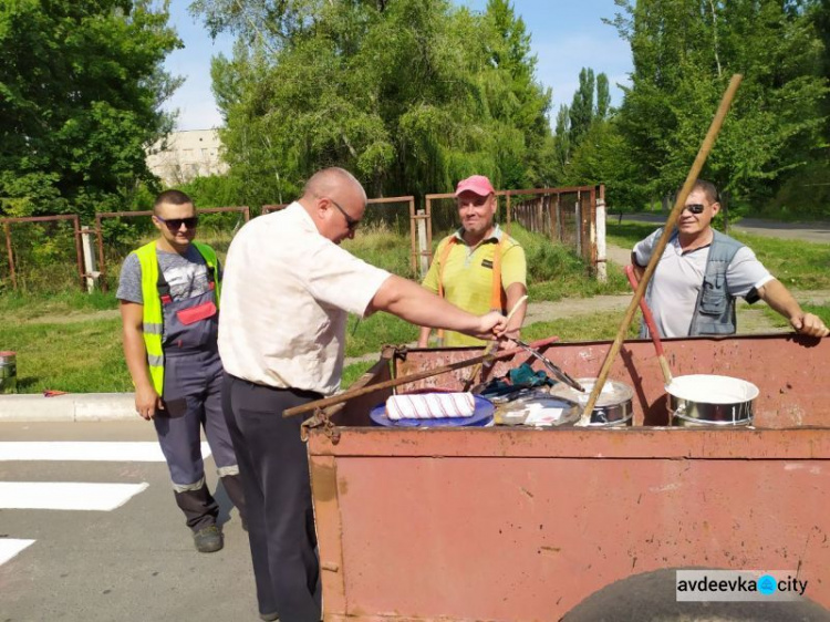 В Авдеевке приступили к обновлению пешеходных переходов (ФОТОФАКТ)