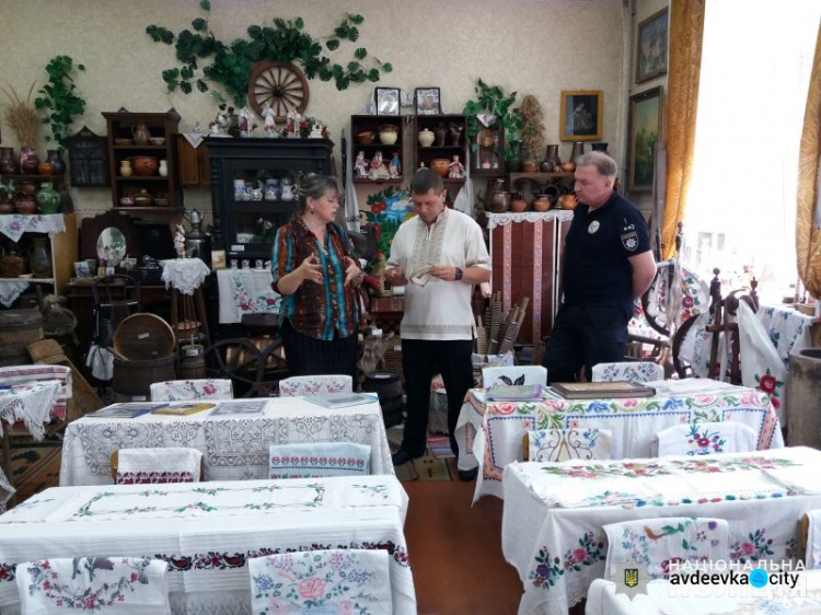 Начальник Покровської поліції відвідав етнографічний музей в Авдіївці (ФОТОФАКТ)