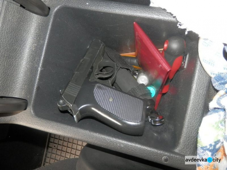На донбасских КПВВ попались люди с пистолетом, дубинкой и взяткой: опубликованы фото