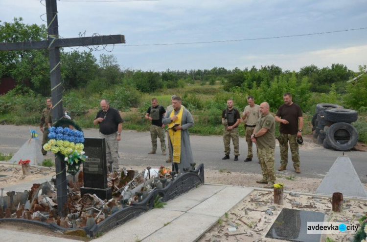Полковник, полк и священнослужители навестили мемориал в авдеевской промзоне (ФОТО)