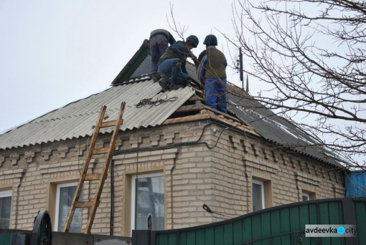 После обстрелов: в Авдеевке спасатели восстанавливают дома на 5 улицах