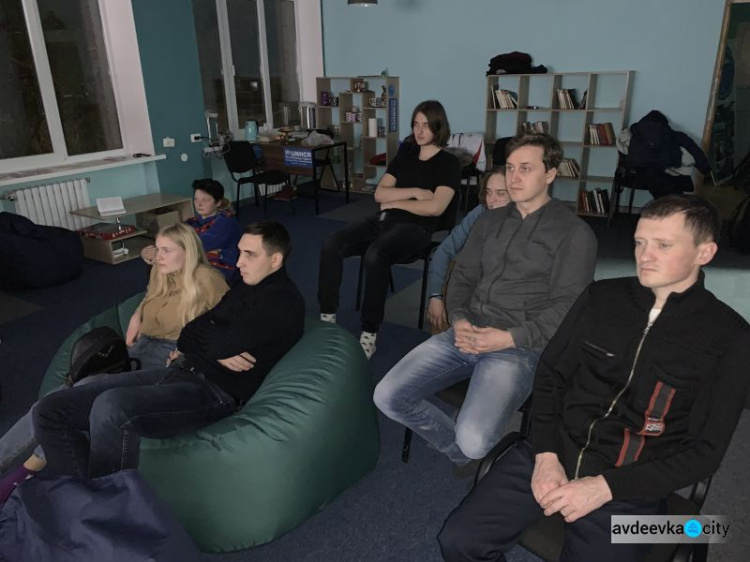В Авдеевке работает импровизированный кинотеатр (ФОТО)