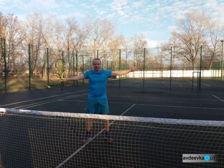 Холодные игры: в морозный вечер на городском корте Авдеевки состоялся теннисный матч (ФОТО)