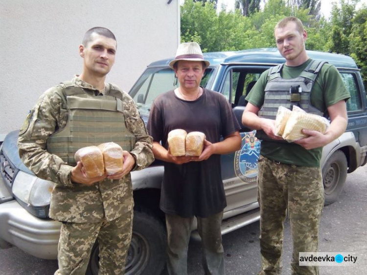 Авдеевские "Симики" доставили жителям прифронтовых сел воду, хлеб и врачей (ФОТО)