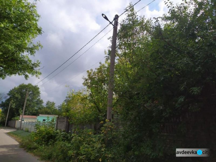 Комунальники Авдіївки завершили електрифікацію вулиці Героїв (ФОТОФАКТ)