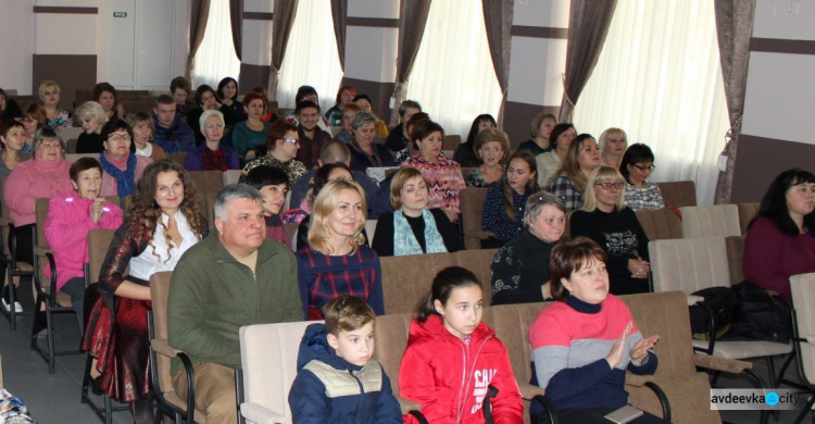 В Авдеевке красиво поздравили работников социальной сферы (ФОТО)