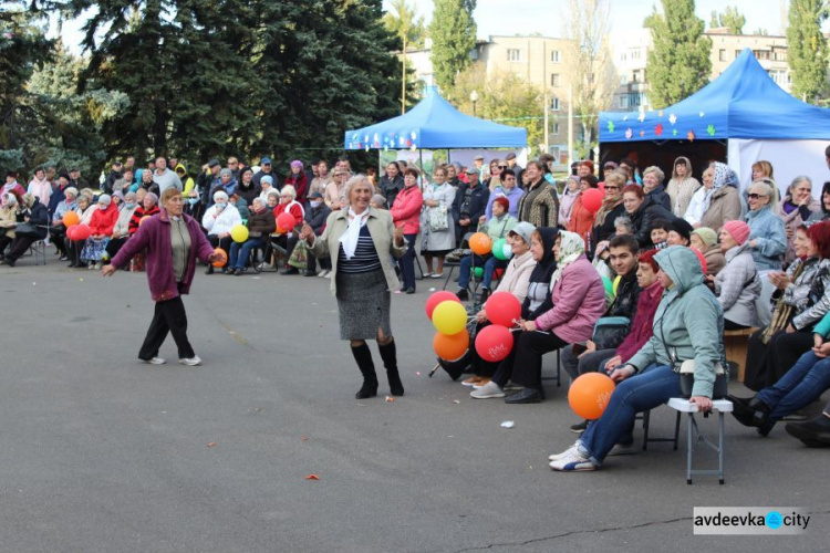 На фестивале "Ретро NEW осень" авдеевцы серебряного возраста показали молодежи, как нужно отдыхать и веселиться