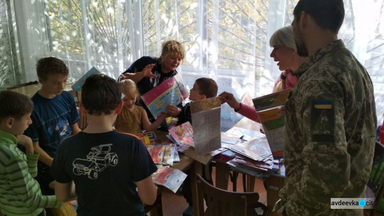 Авдеевские "симики" продолжают творить добро: детям доставили книги, в Водяное – хлеб