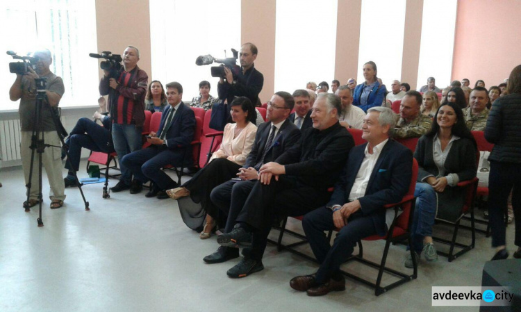 Послу и заместителю Министра иностранных дел  Республики Польша  показали модернизированную авдеевскую школу (ФОТОФАКТ)