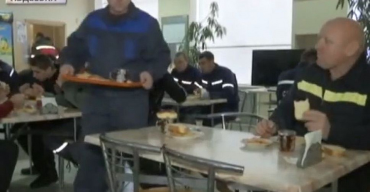 АКХЗ бесплатно кормит спасателей Авдеевки: видеорепортаж