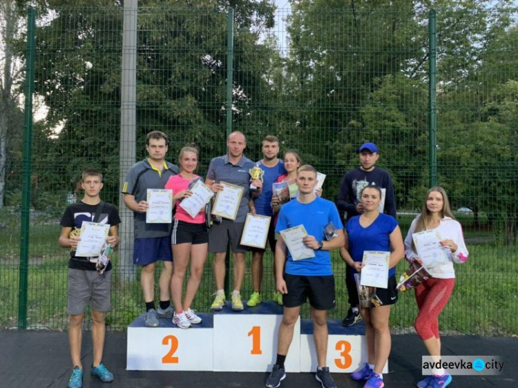 Опытные спортсмены против аматоров: в Авдеевке завершился городской парный турнир по теннису (ФОТО)