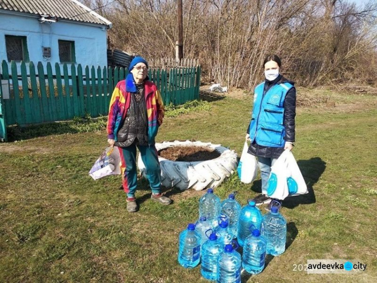 Сотрудники гуманитарного центра  оказали помощь в доставке воды, продуктов и лекарств одиноким людям села Новоселовка-2