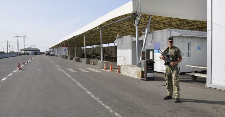 13 грузовиков пропустили украинские пограничники на оккупированный Донбасс