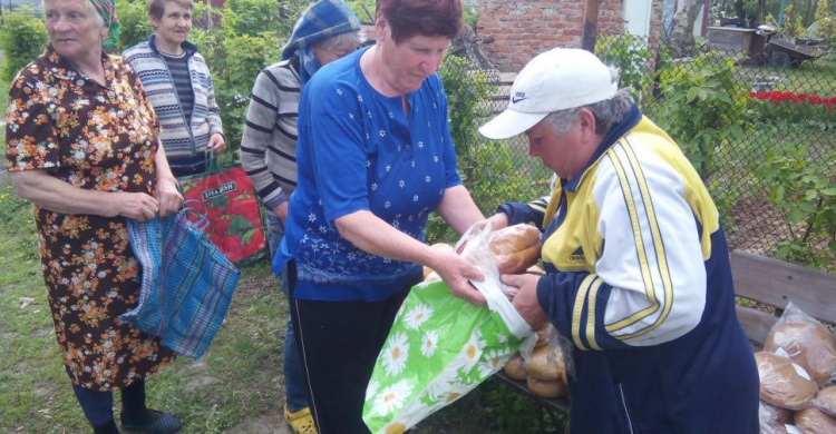 В опасную зону Донбасса доставили хлеб и булочки (ФОТО)