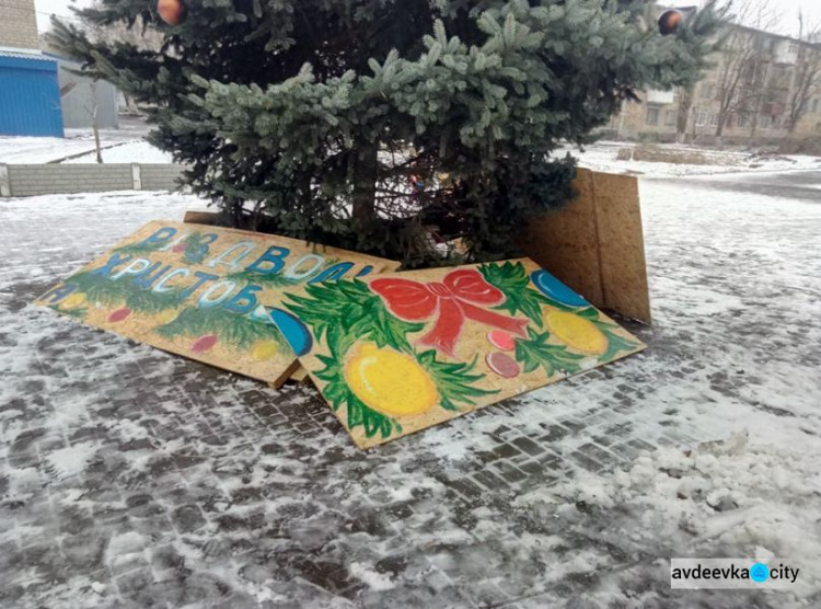В Авдеевке атаковали елку: опубликованы фото