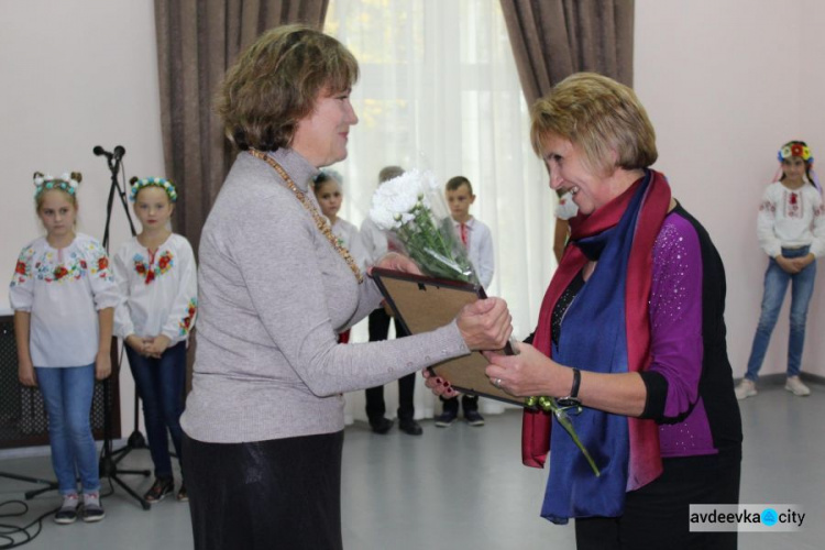 В Авдеевке поздравили учителей (ФОТО)