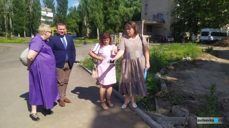 Іноземна делегація відвідала Авдіївку: разом з місцевою владою та представниками області проінспектували роботи в опорній школі