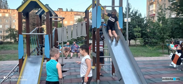 На новой детской площадке, подаренной городу Метинвестом, кипит жизнь (ФОТОФАКТ)
