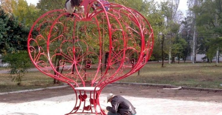 В поселке Нью-Йорк благодаря гранту от Метинвеста обустроили площадку под арт-объект «Сердце»
