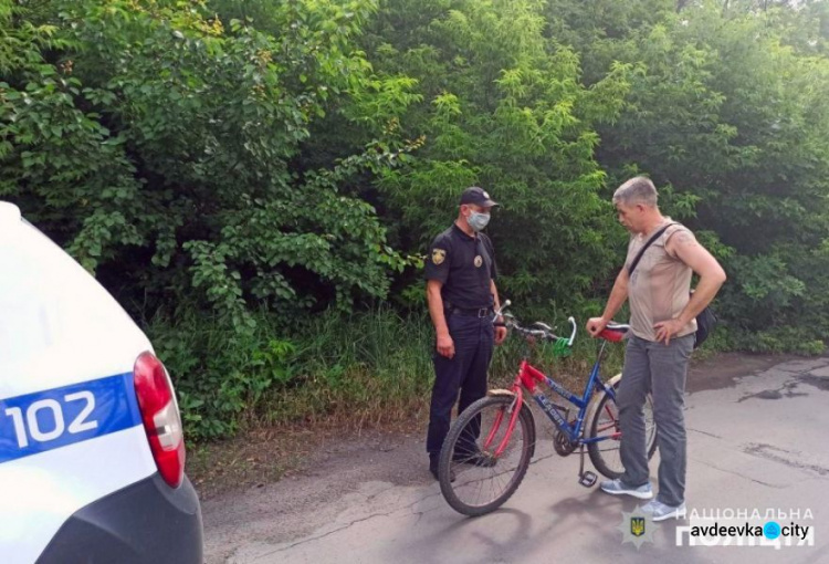 В Авдеевке полицейские напомнили велосипедистам правила дорожного движения