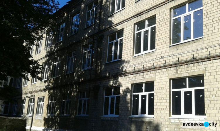 В центральной школе Авдеевки завершили установку пластиковых окон (ФОТОФАКТ)