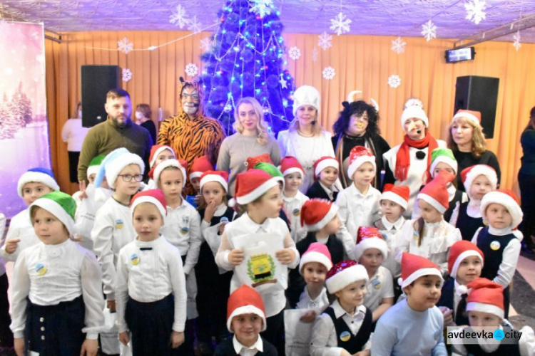 Заступник голови Донецької ОДА у Авдіївці привітала дітей з новорічними святами