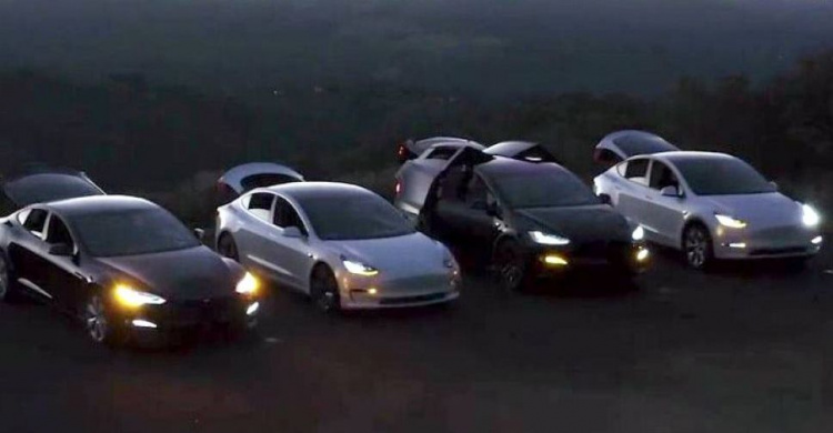 Автомобили Tesla «исполнили» фарами украинский Щедрик (ВИДЕО)