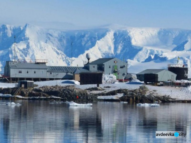 Украинские полярники открыли в Антарктиде уникальную пещеру с озерами и речкой (ФОТО)