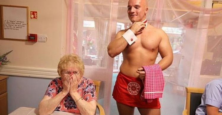 Бабушки позвали в дом престарелых голых официантов (ФОТО)