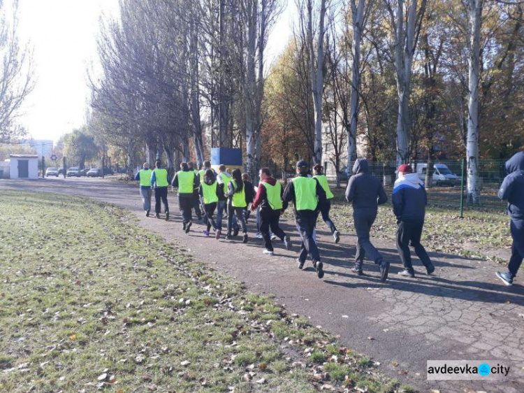 Полиция и дети приобщились в Авдеевке к спортивному марафону
