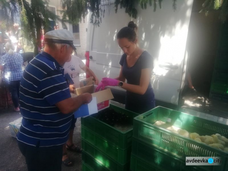 Более 700 семей в 24 прифронтовых поселках на Донбассе  получили цыплят и комбикорм (ФОТО)