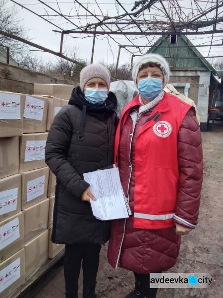Кому в Авдеевке дали гуманитарную помощь от «Общества Красного Креста Украины»