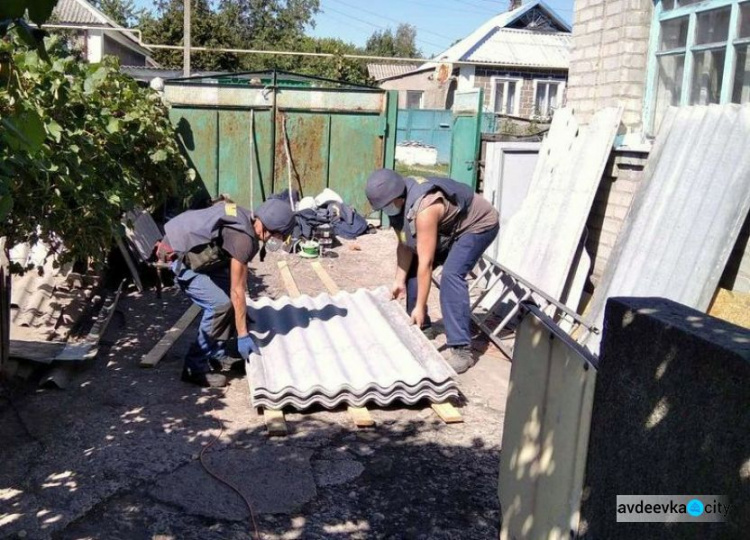 Спасатели продолжают восстанавливать дома жителей Авдеевки и Ясиноватского района