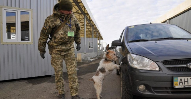 Пограничники не пропустили через линию разграничения на Донбассе компьютеры и таблетки с кодеином