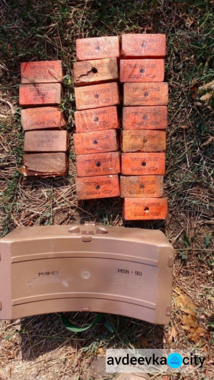 Сотрудники СБУ обнаружили на Донетчине 2 тайника с миной, огнеметом и взрывчаткой