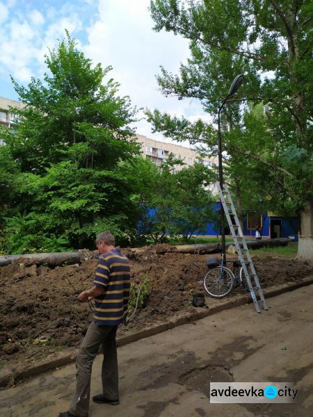 Сквер по улице Гагарина в Авдеевке стал светлее (ФОТО)