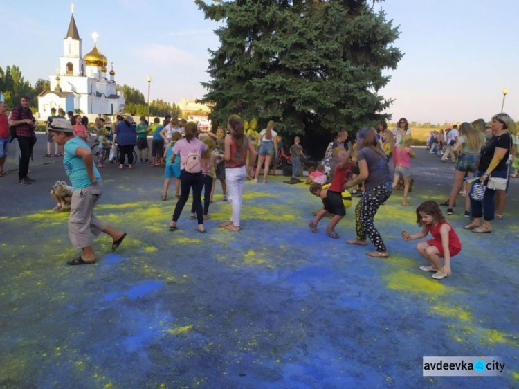День независимости в Авдеевке: награждения, метания красок и концерт (ФОТОРЕПОРТАЖ)