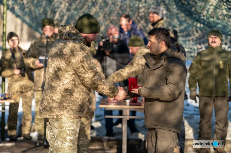 Президент в зоне проведения ООС на Донетчине поздравил военных с Днем ВСУ (ФОТО)