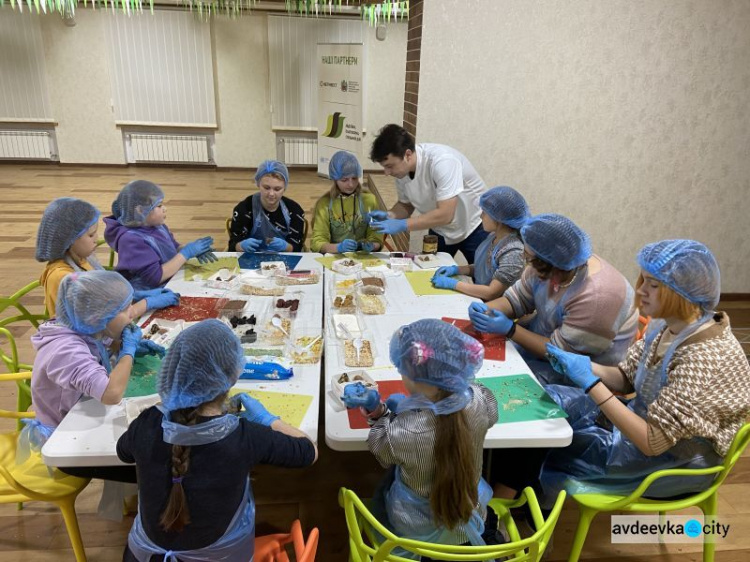 Авдеевские школьники научились делать вкусные и полезные сладости (ВИДЕО)
