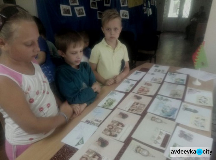Дети из лагеря отдыха в Авдеевке стали первыми посетителями выставки конвертов первого дня (ФОТО)